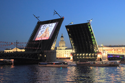 Видеопоказ на пролете Дворцового моста