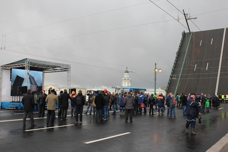 Викинг на торжественной церемонии открытия Дворцового моста